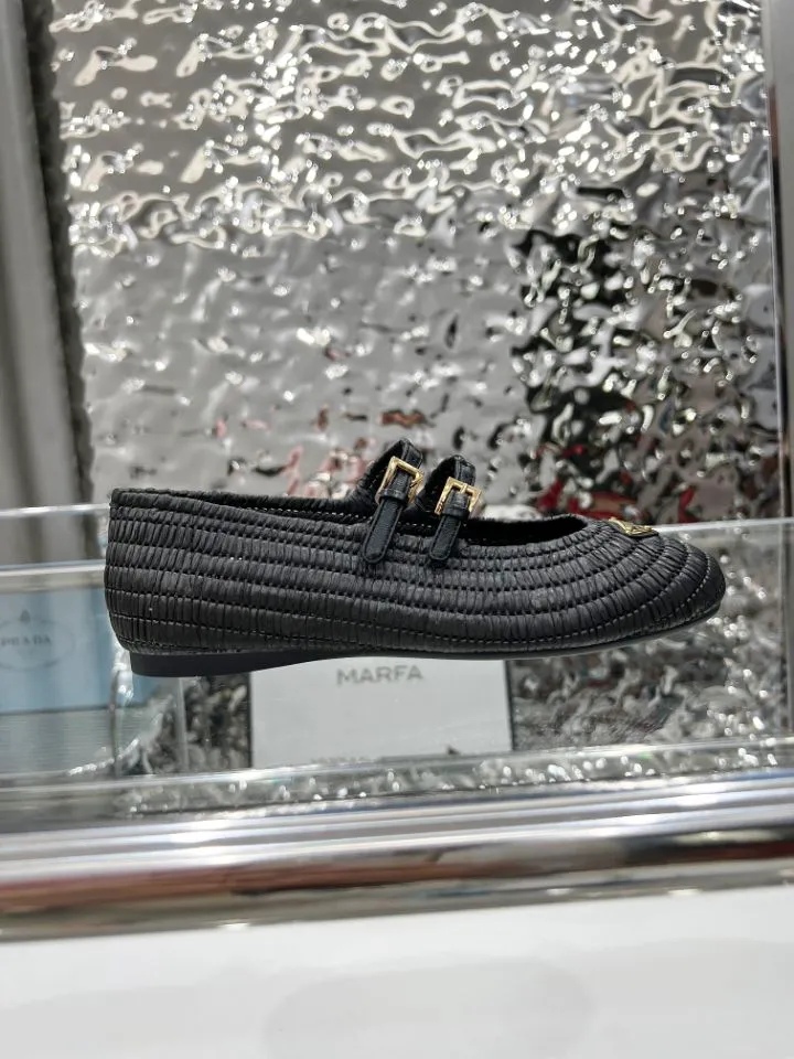 👟👟Ex-factory price 660👟👟 25ss ❤❤PRADA new summer espadrille shoes PRAD summer limited Prada espadrille shoes This time, the ballet shoe silhouette reinterprets the classic from a new seasonal perspective. Prada's summer style reflects the brand's ever-evolving aesthetic 🔥 Softly deconstructed flat silhouettes 🔥 Rooted in a new concept of formal style. 🔥Female elements are reinterpreted with a light attitude, and natural materials enhance the seasonal atmosphere. 🔥Add texture and lazy elegance. The entire pair of shoes has 3888 holes with intricate workmanship. The imported raffia is all hand-woven. The original version is made 1:1. Sizes 35-41 (no rush orders!!!)